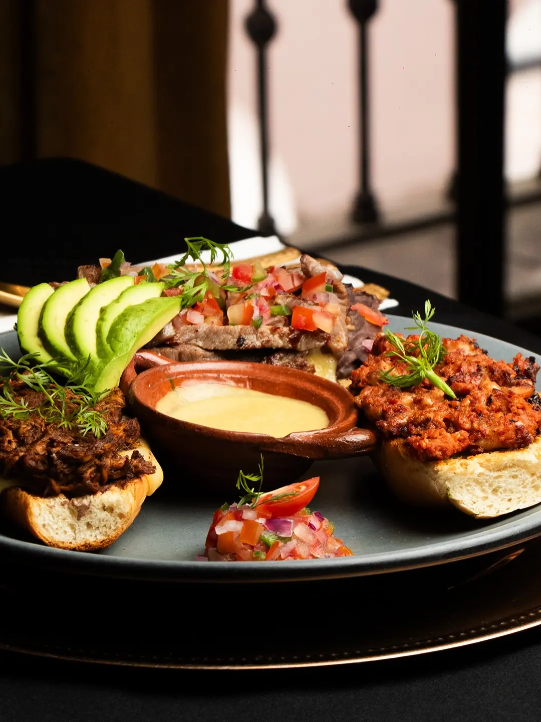 Tostadas con aguacate y salsas