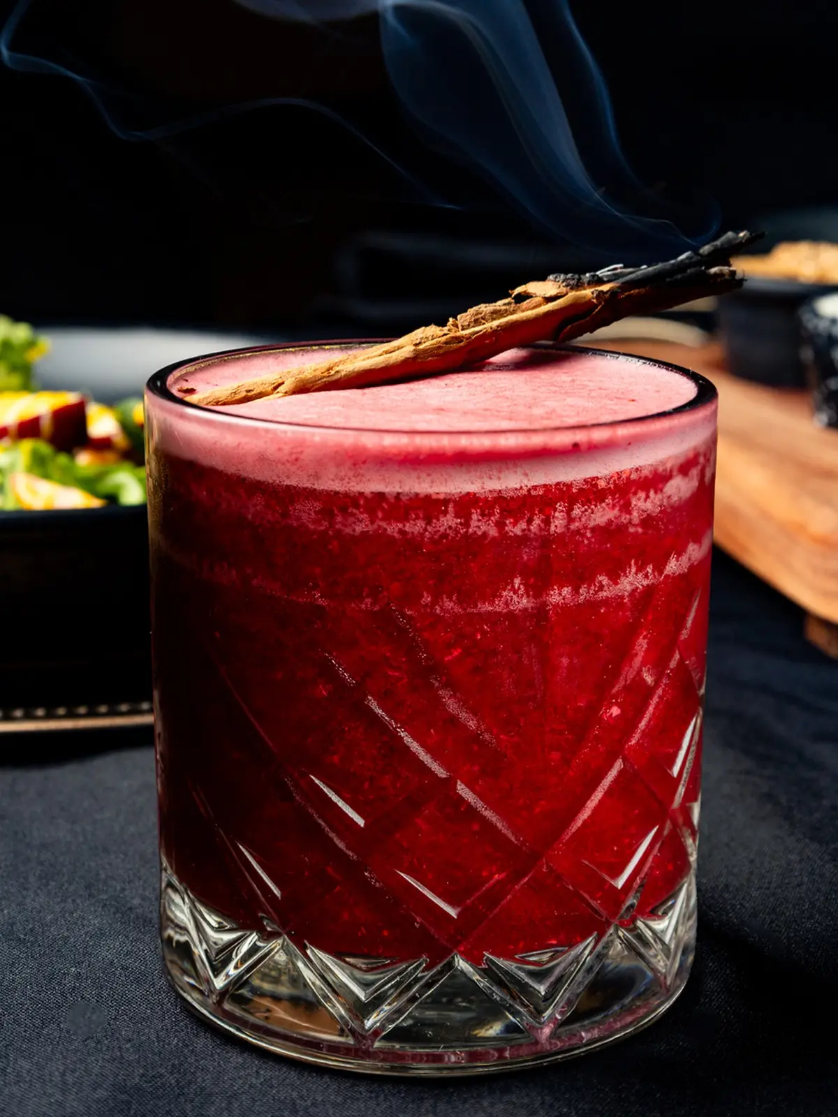 Coctel rojo escarchado en vaso de cristal labrado