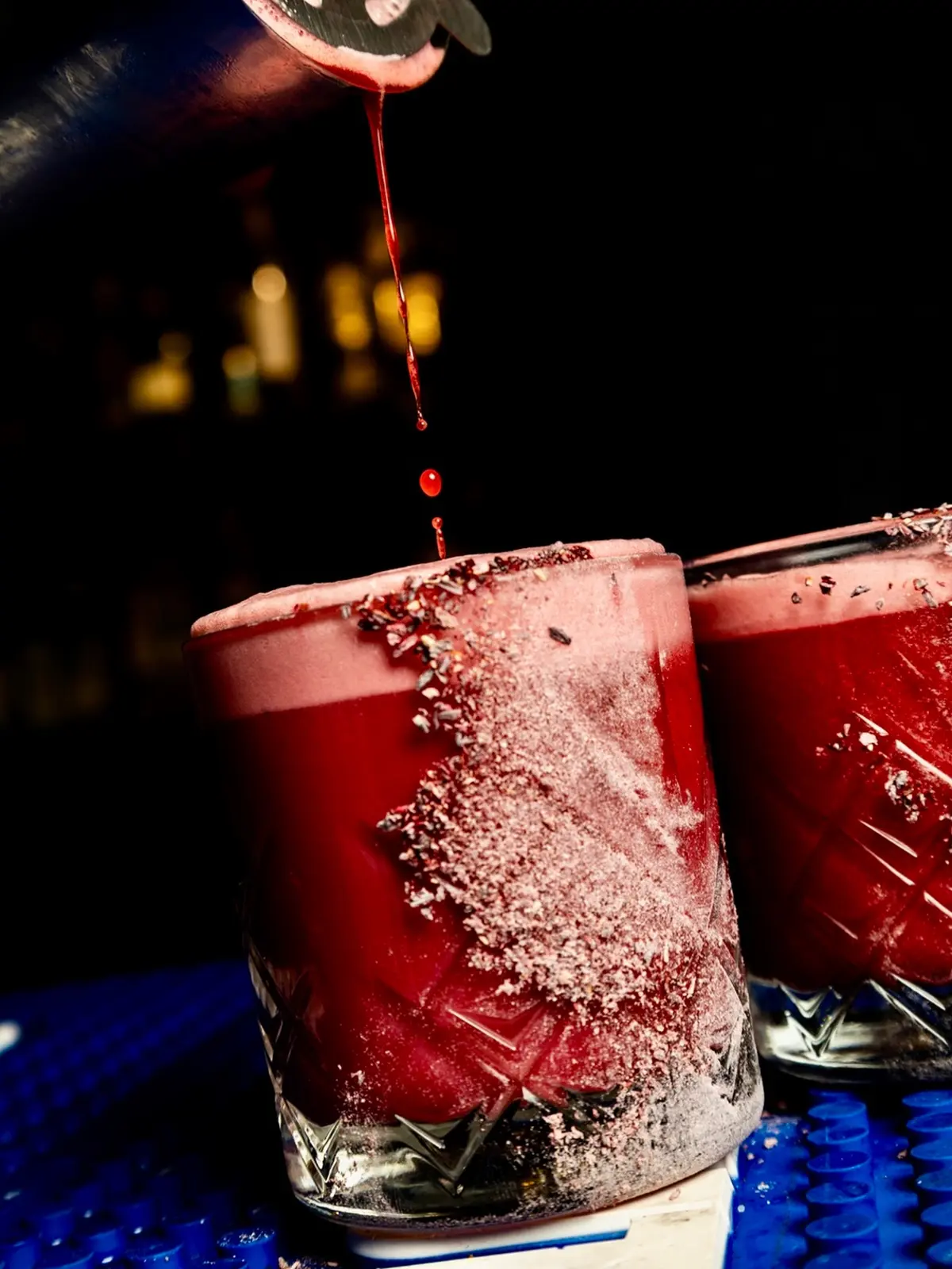 Dos cocteles rojos con escarcha