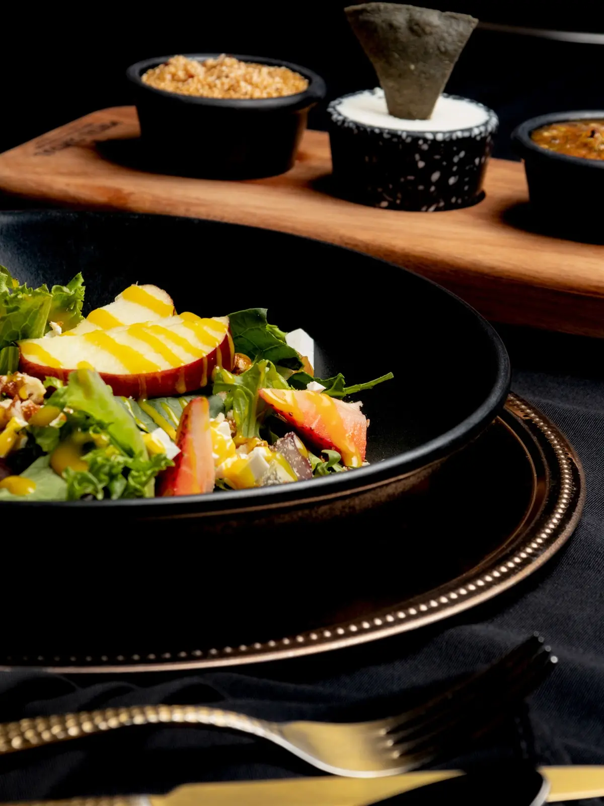 Ensalada fresca en plato negro
