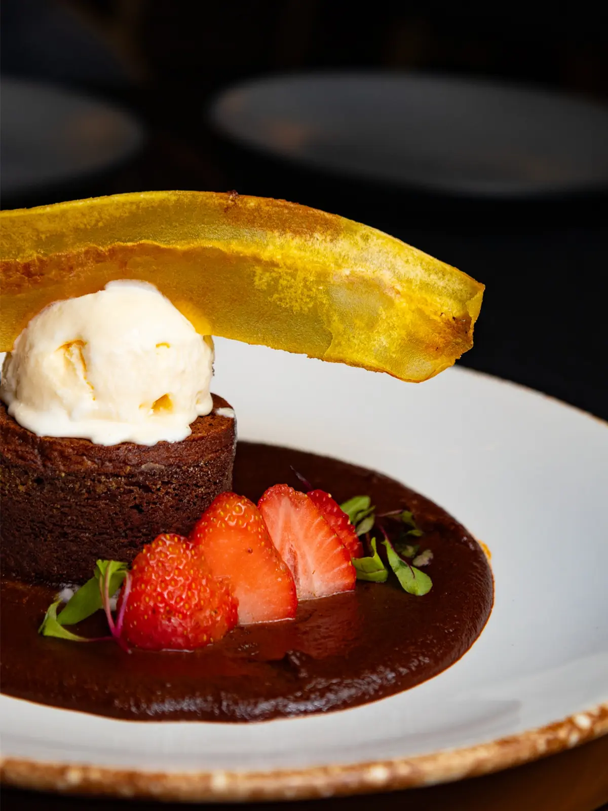Pastel de chocolate con helado, fresas y plátano
