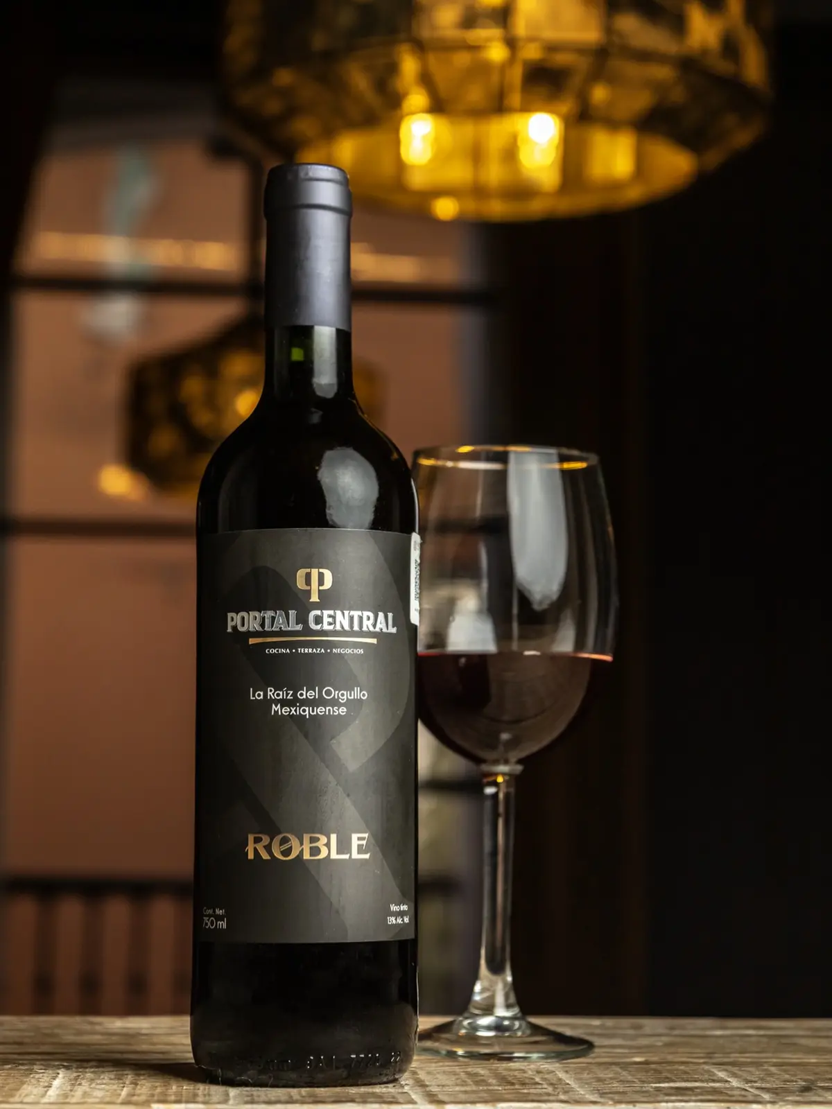 Botella de vino Portal Central con su copa servida